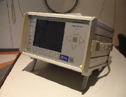 3.5. Elektrometre İyon odasıyla yapılan ölçüleri alabilmek için Scanditronix Wellhöfer Dose1 marka elektrometre kullanılmıştır. Resim 3.5. Çalışmada kullanılan elektrometre 3.6.