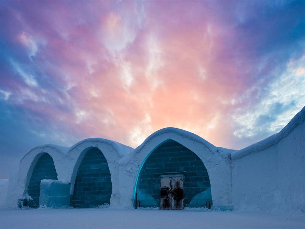 The$Icehotel Kuzey Kutup Dairesi nin 200$km.$kuzeyinde,$neredeyse buzdan bir nehir olan Torne$Nehri nin yanında Jukkasjärvi adında bir kasaba yer almaktadır.