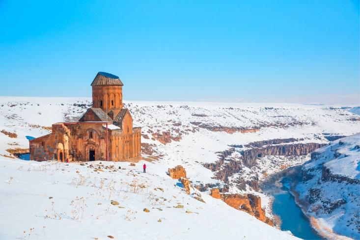 Uluslararası fotoğraf yarışmasında ödül alan Kars doğumlu fotoğrafçı Murat Kaya Çıldır Gölü gezisinde bize eşlik ederken, fotoğraf çekme teknikleri ile ilgili bilgiler paylaşacak.