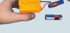 Pillerin bulunduğu bölümün kapağını sabitleyin ve vidayı sökmek için bir tornavida kullanın. Ömrü biten pilleri çıkarın. 4 Yerine.5 V AA/LR6 pil takın.