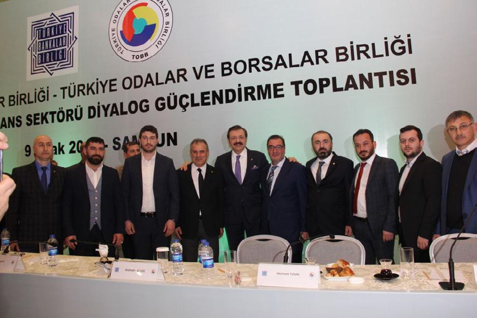 Hisarcıklıoğlu şöyle konuştu: Son 3 ayda TOBB olarak bir ilki daha gerçekleştirdik. Bankalarla birlikte tüm Anadolu yu dolaştık. 81 ilden tüccar ve sanayicilerle bir araya geldik.