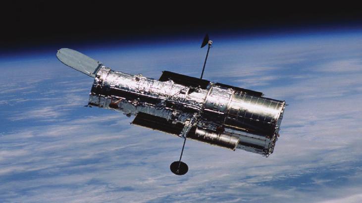Uzay Araştırmaları Ay a Yolculuk Hubble Uzay Teleskobu uzaydaki yörüngesinde Dünya nın çevresinde dönmektedir.