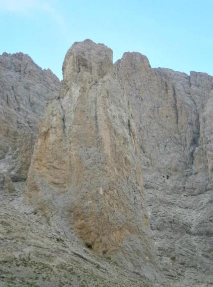 AYRINTILAR Sevgili Ayça ile dağa gitme fikrimiz, facebookta geyik yaparken ortaya çıktıktan sonra acaba bizi zorlamayacak nerelere gidebiliriz diye birkaç gün araştırma yaptık.