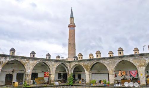 Diğer taraftan cami, Kayseri merkez bölgesindeki en eski camii olmasının yanında en güneydeki yani kıbleye en yakın olan tarihi camidir.
