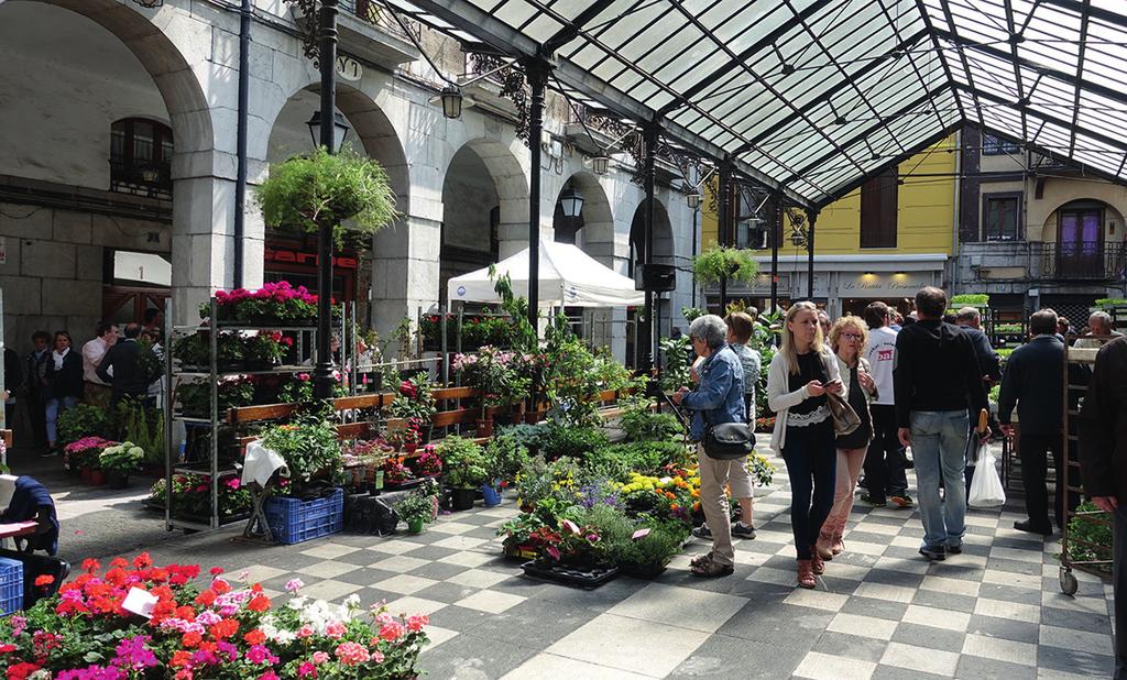 Euskal Herria Meydanı / Pazar kenarındaki tarihi Zerkausia geçidinde kurulan yerel ürünler pazarı; ikincisi kasabanın tarihi bölümünün tam ortasında yer alan Verdura Meydanı ndaki çiçek ve bitki