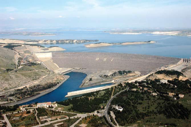 Atatürk Barajı Kaynak : Devlet Su İşleri Türkiye nin AB ye tam üyeliği öncesinde su kaynaklarının geliştirilmesini tamamlaması gerekiyor.