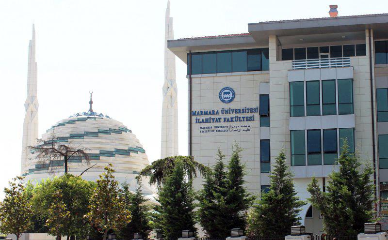 Fakültemiz 19 Kasım 1959 tarihinde İstanbul Yüksek İslam Enstitüsü olarak Fatih teki İstanbul İmam-Hatip Okulu binasında eğitim-öğretime başlamıştır.