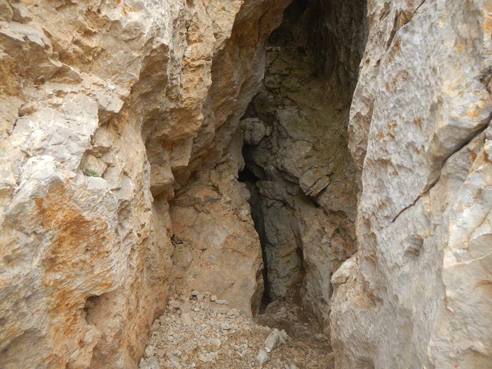 mağara ağzı fotoğraflanmış, GPS alınmış fakat mağara girişi olmamıştır.