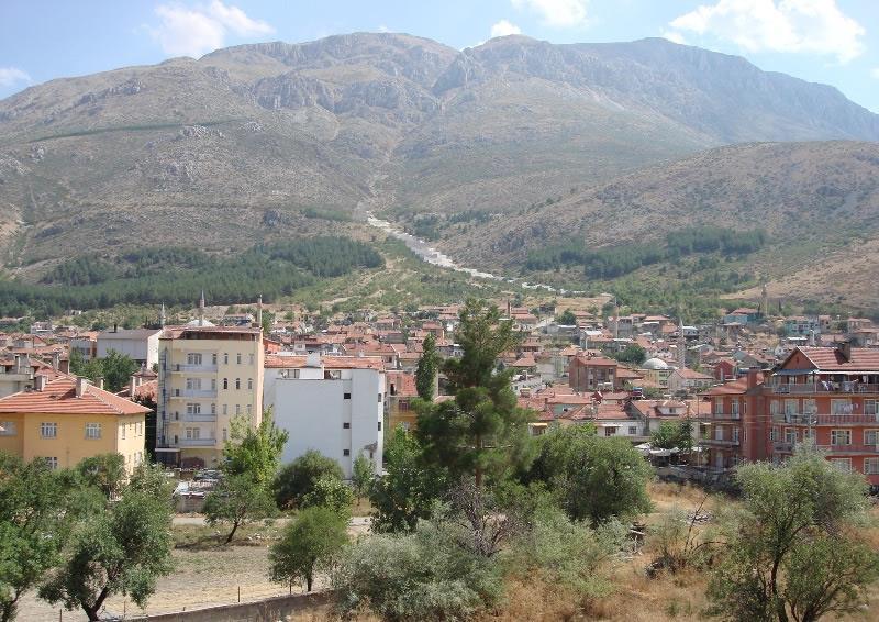 Senirkent Isparta'ya 75 km, Antalya 'ya