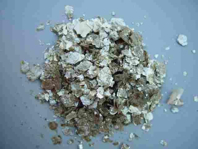 VERMİKULİT Vermikulit, volkanik mağma kaynaklarından elde edilen bir mineraldir ve yüksek ısı ile