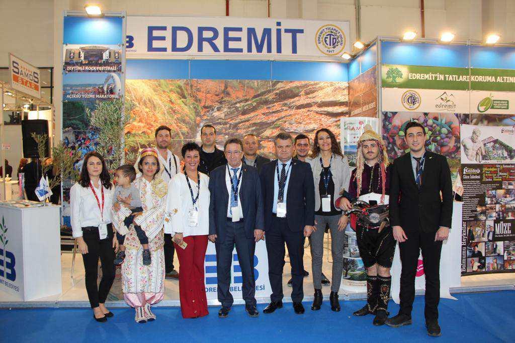 Travel Turkey Fuarı'nda Edremit Standı Yoğun İlgi ile Karşılaş Kuzey Ege'nin önemli turizm merkezlerinden Edremit ilçemiz bu yıl da İzmir'de 12.'si düzenlenen Travel Turkey 2018 fuarında yerini aldı.