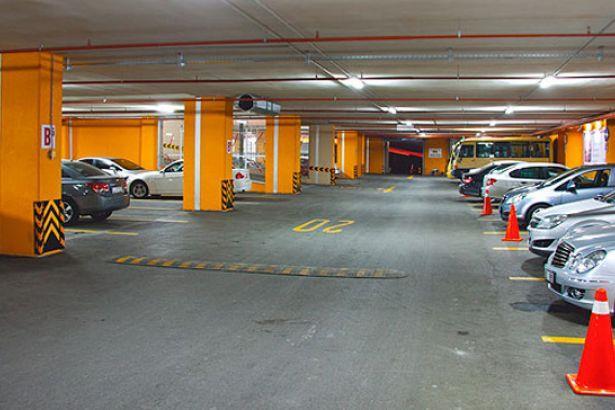 Sağda: Katlı otopark