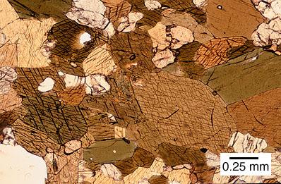 5. Amfibol Grubu Amfibol grubu mineraller ortaç ve asidik bileşimli derinlik ve yüzey kayaçlarında görülen mafik minerallerden biridir.