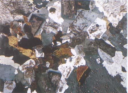 4. Bölüm MAGMATİK KAYAÇLARDA GÖZLENEN DOKU TİPLERİ 4.1. Kristallenme Derecelerine Göre Dokular Kristallenme derecesi soğuma süresine ve böylelikle yerleşim derinliğine bağlıdır. Temel Dokular 4.1.1. Holokristalen (Tümü Kristalli) Doku Magmatik kayanın oluştuğu silikat ergiyiği tamamen kristallenebilecek süreyi bulmuştur.