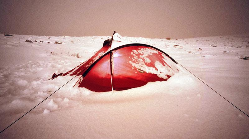 Niğde Aladağlar da kara gömülmüş olan çadırım. Nihayet birkaç gün sonra düzelen hava, ay gökyüzünde belirmeye başlamadan çekim yapabilmeme imkân verdi.