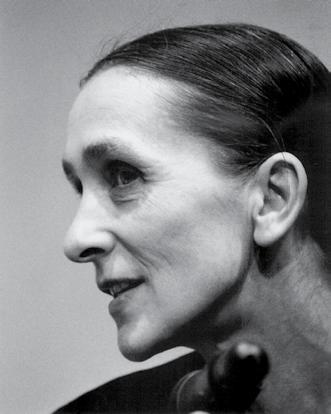 Pina Bausch 1940 yılında Solingen de doğan Pina Bausch, uluslararası dans sahnesinin Grand Dame i ve modern zamanların en büyük koreograflarından olarak kabul edilir.