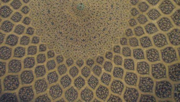 İsfahan Meydanına bakan Kızlar Camisinin tavanı normal olarak
