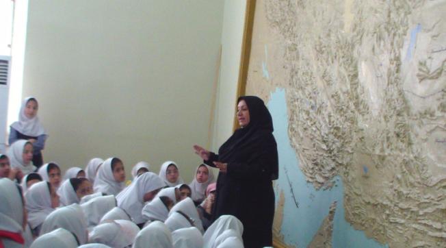 Tahran müzesinde tarih dersi yapan bir