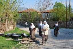 kadınlar Kur an okurdu mezarlıkta diye aktardı. Aşın öğleye yetişmesi için sabah erkenden, saat sekiz civarında çeşmenin başında ocaklar yakılır.