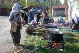 Tavuk dışında evlerden bulgur, yağ (eskiden duruyağ adı verilen susam yağı ile tereyağı getirilirken günümüzde ayçiçeği yağı ve margarin), nohut, tuz, hazır et suyu paketleri vb. (bk.