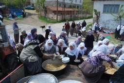 Zaten bu durum bayrama gelen kadınlarca da şimdi insanlar burada yemek yerine, alıp evinde kendi yemek istiyor şeklinde dile getirilmiştir.