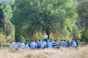 Görsel 116: Namaz Görsel 117, 118: Gelen bulgurun temizlenmesi ve aşın hazırlanması Hasan Dede Bayramı kavun-üzüm zamanı olduğu için eskiden