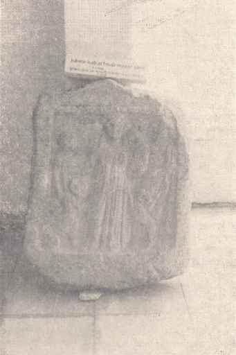 208 ÖMER ÇAPAR Resim: 5. Tire'nin Yeni Çiftlik taraflarında bulunmuş, Roma çağına ait bir Kybele steli. (Tire Ark. Müz. Env. 121, Kayıt. 335 Bu fotoğraf Ege Üniversitesi öğretim üyelerinden Prof. Dr.