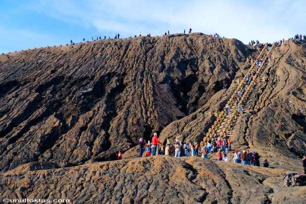 Sayfa 42 / 55 Kratere çıkan merdivenin genel görünüşü Poten Tapınağı (Pura Luhur Poten): Bromo dağı Burada yaşayan Hindular için çok kutsal bir yerdir.