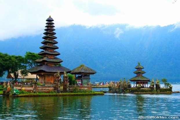 Sayfa 48 / 55 Bali Adası, Bratan Gölü- Pura Bratan Hindu Tapınağı: Pura Ulun Danu Beratan veya Pura Bratan, Endonezya da Bratan gölü