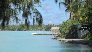 Bir ada ülkesi olan Kiribati, ABD nin Hawaii eyaleti ile Avustralya nın Pasifik Okyanusu arasında yer almaktadır. 33 adaya ve 811 kilometre karelik bir alana sahiptir.