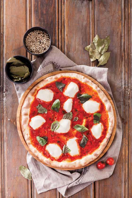 CAPRESE PİZZA Pizza sos, suda mozzarella, fesleğen ile KARIŞIK PİZZA Pizza sos, mozzarella peyniri, scamorza peyniri, sucuk, salam, sosis, kiraz domates, köy biberi, siyah