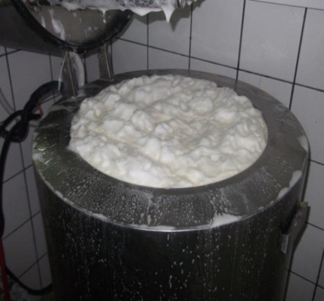Şekil 3.7. CO2 uygulanmış lor peynirine tuz ilavesi Isıl işlem sonrası tankta oluşan ürün alınarak istenilen nem oranına kadar cendere bezinde baskıyla suyu süzdürülmüştür.