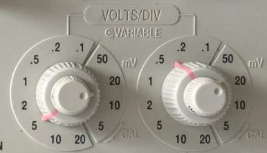 Osiloskop ile gerilim ölçme işleminde VOLTS/DIV anahtarı ölçülecek gerilime uygun konuma getirilir. Hangi girişten ölçüm yapılacaksa o giriş için AC-DC seçiminde AC seçimi yapılır.