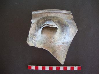 Rhodiapolis kazılarında fırınlama sistemi ile ilgili olduğu düşünülen seramik Görsel 8 deki amorf malzemedir.