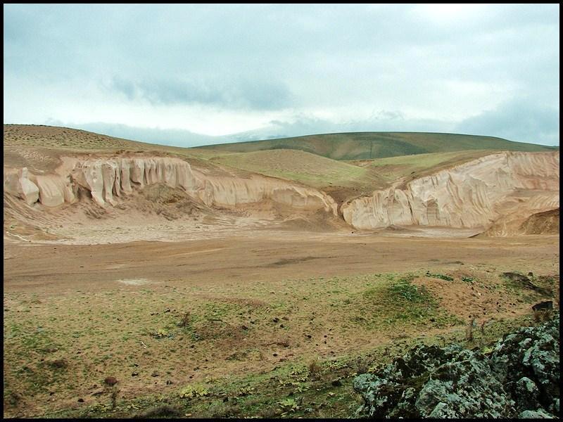 Çalışma alanımız içerisinde özellikle Hasan Dağı eteklerinde, arazi yapısının uygun olması ve yer yer kumlu toprak yapısının bulunmasından dolayı kum ocakları