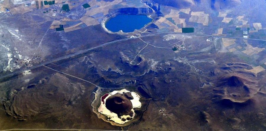 Volkanik patlama çukurları ve volkanik göller Acıgöl ve Meke Karapınar-Konya http://www.