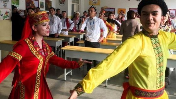 Eğitim merkezinde Uygur halk dansları yapan Uygurlar. Yobazları çıldırtan işte bu görüntüler. Kız erkek yan yana. Hem de kızların saçları görünüyor. Yaygaranın nedeni bu.