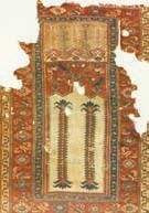 Aslanapa Ladik seccadelerinin kompozisyonda, mihrabın alt veya üst tarafında yan yana sıralanan uzun sap halinde lale, çiçek veya hurma motifi (Şekil 8) ya da palmiyeye benzer ağaç motifleri